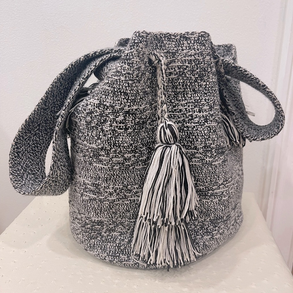 Wayu bag- hand made in colombia. Color black and white.